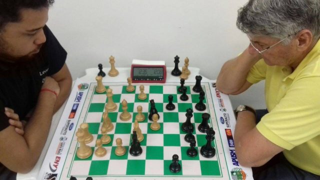 O torneio foi decidido entre a jovem promessa santa-mariense, Leonardo Bortollotti e a experiência do Candidato a Mestre pela FIDE, general Jorge Boabaid. Foto divulgação