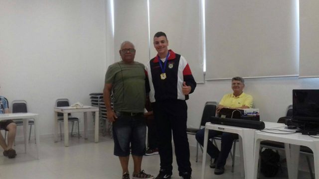 Wilson Tombesi entregou a medalha de Campeão Estudantil invicto ao jovem Jonathan Nogueira, do Colégio Militar de Santa Maria