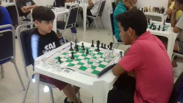 Juan Machado, o último campeão do Jesma Santa Maria, jogando com Davi Miller Porto. O futuro já está jogando xadrez na Associação. Foto divulgação